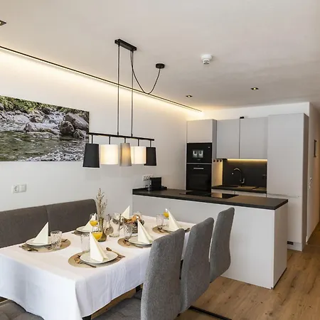 בית נופש Alpine With View & Garden *